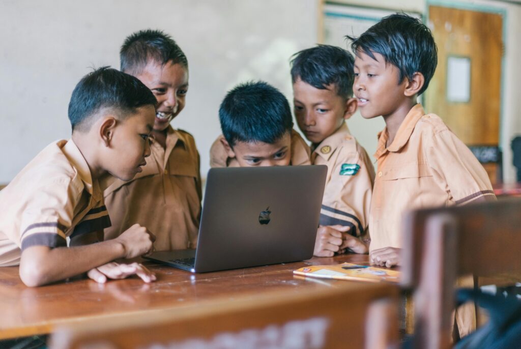 Lanzan Desafío Childtech 2025 para integrar IA generativa en educación