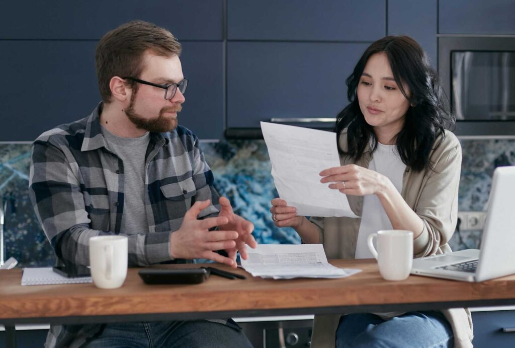 Pareja planificando metas financieras representando el ahorro en pareja