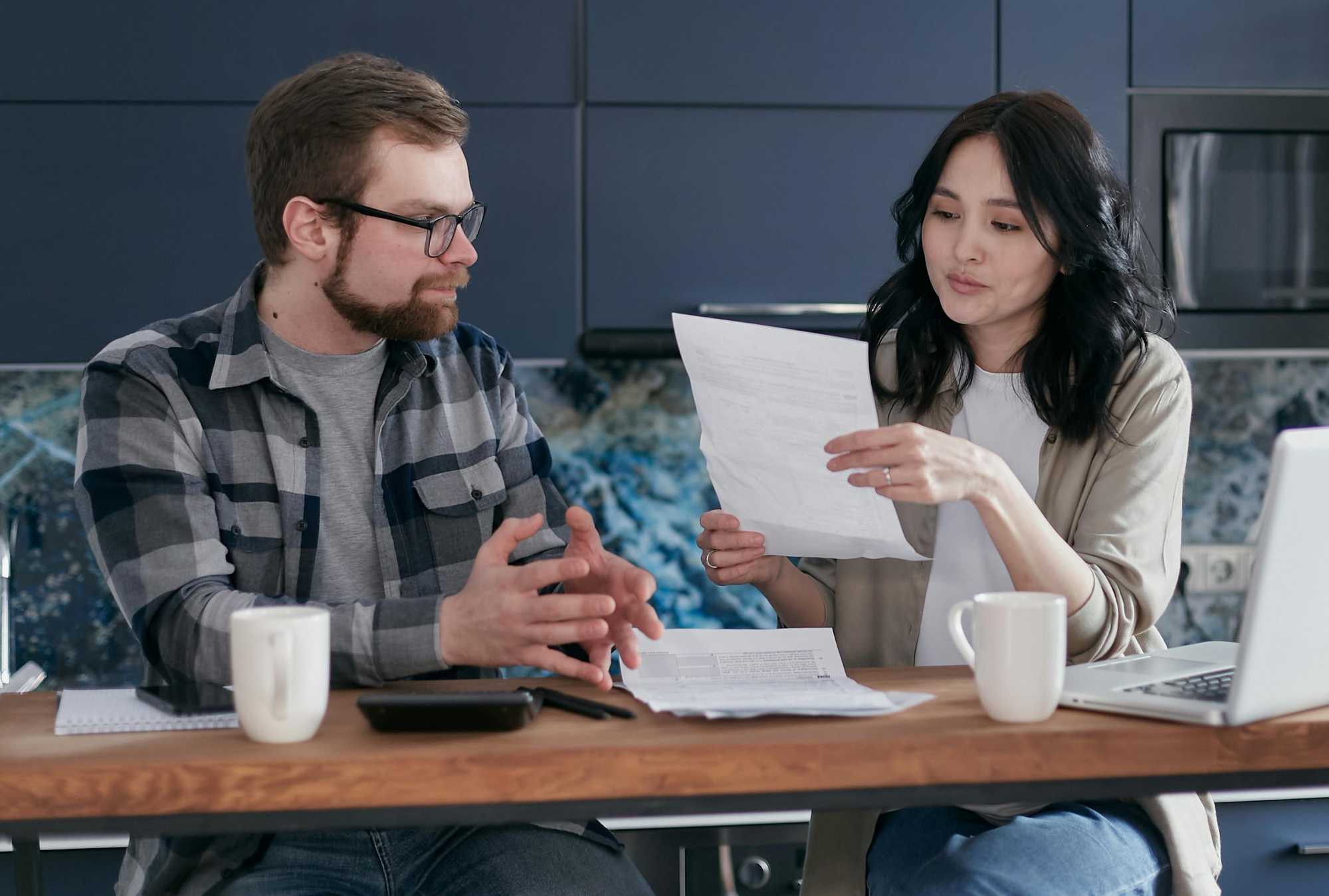 Pareja planificando metas financieras representando el ahorro en pareja