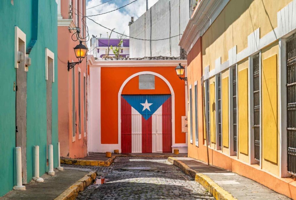 Vista colorida de calles históricas que reflejan el turismo en Puerto 