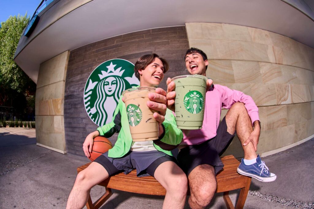 Jóvenes Vaso con bebida de Starbucks con latte helado de proteína elaborado con espresso y leche adicionada con proteína.