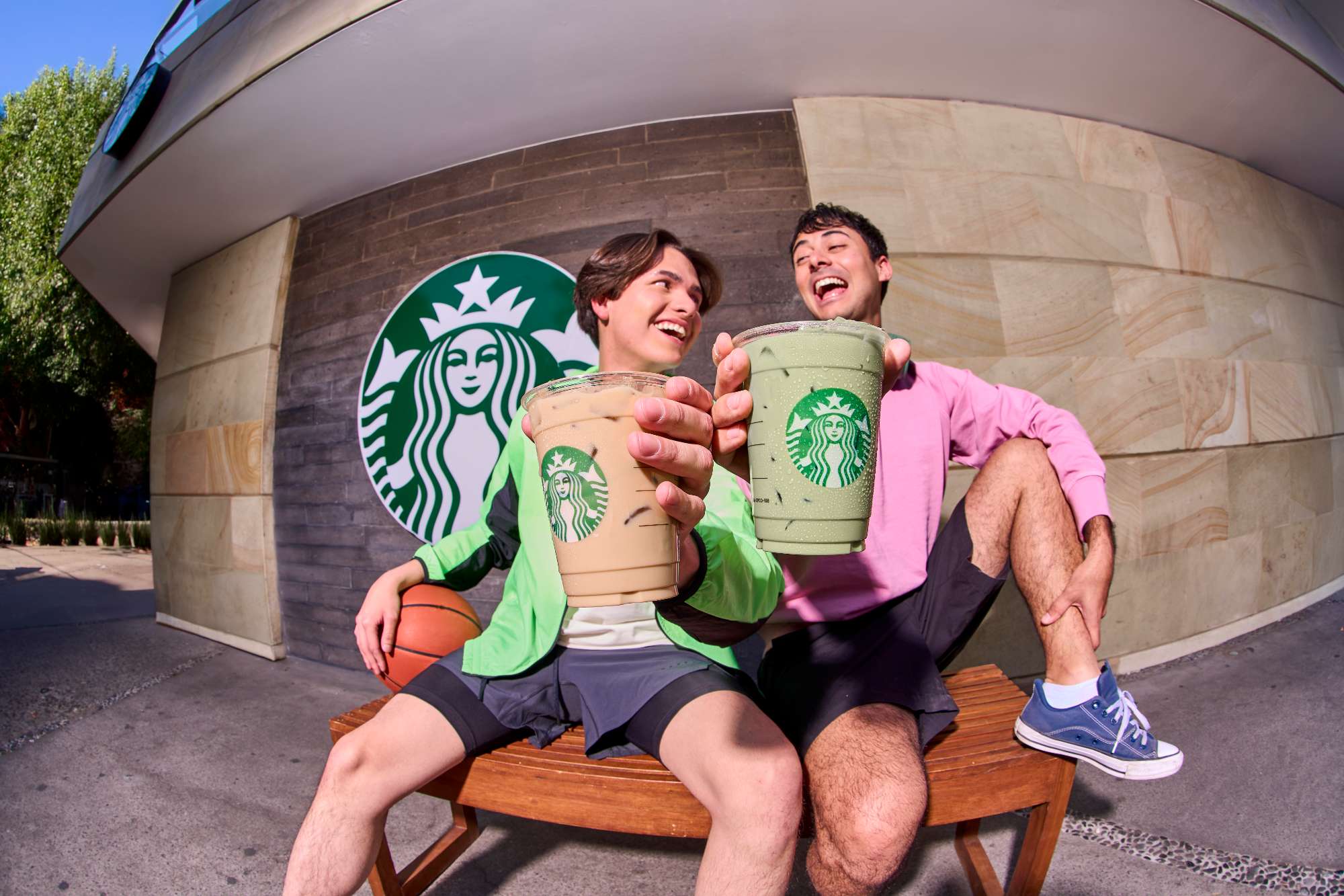 Jóvenes Vaso con bebida de Starbucks con latte helado de proteína elaborado con espresso y leche adicionada con proteína.