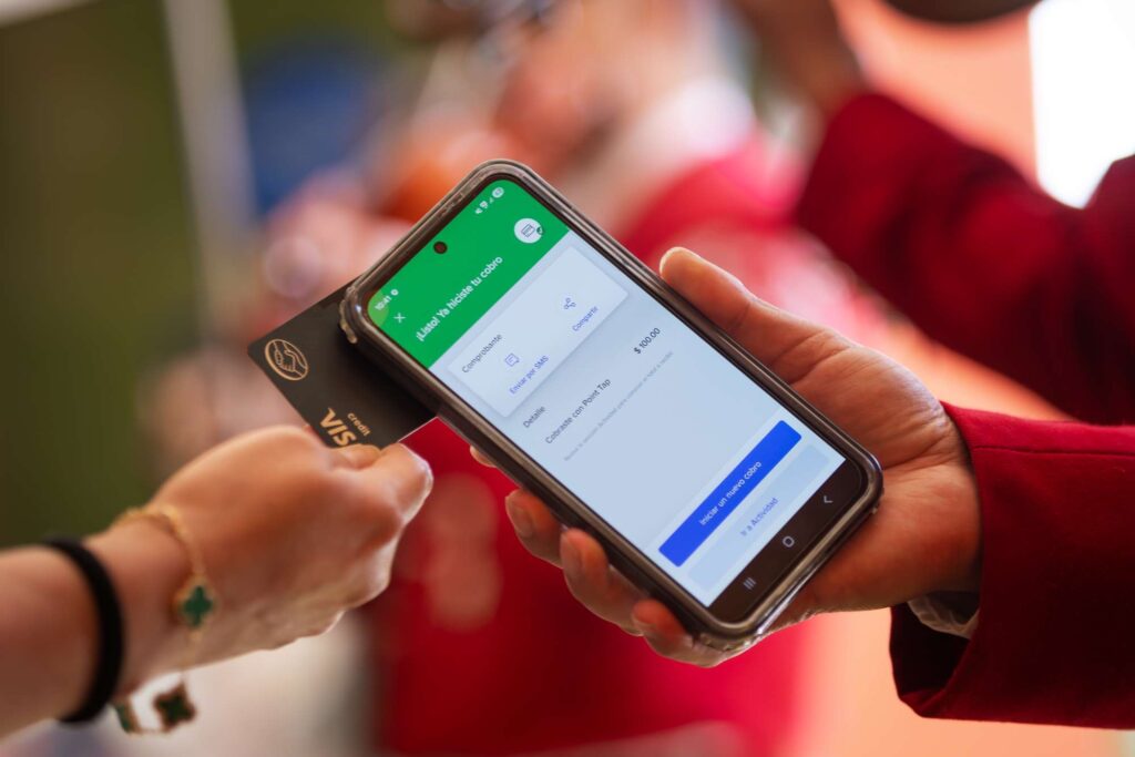 Cobro con tarjeta contactless acercándola a un celular con la función Point Tap activada