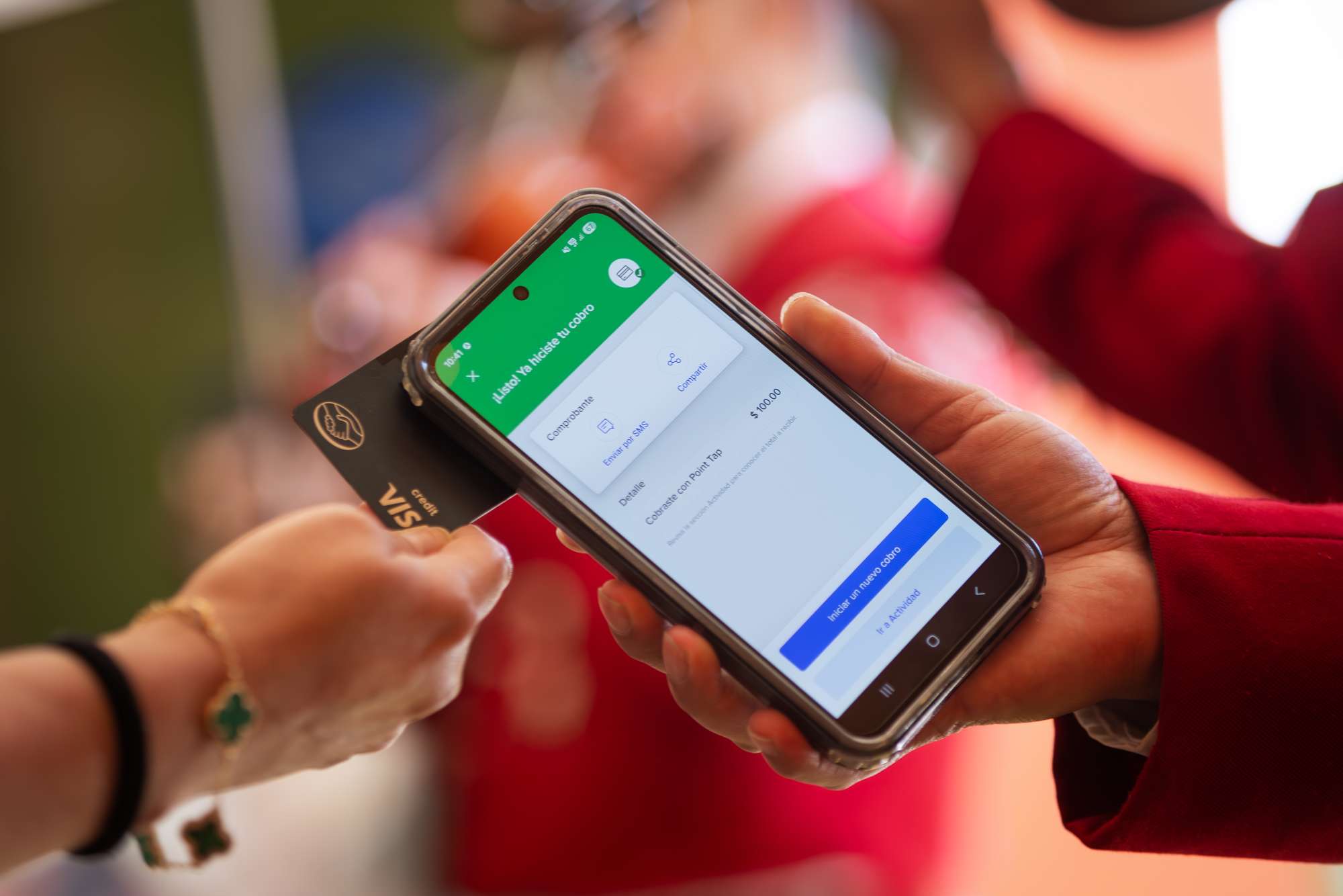 Cobro con tarjeta contactless acercándola a un celular con la función Point Tap activada
