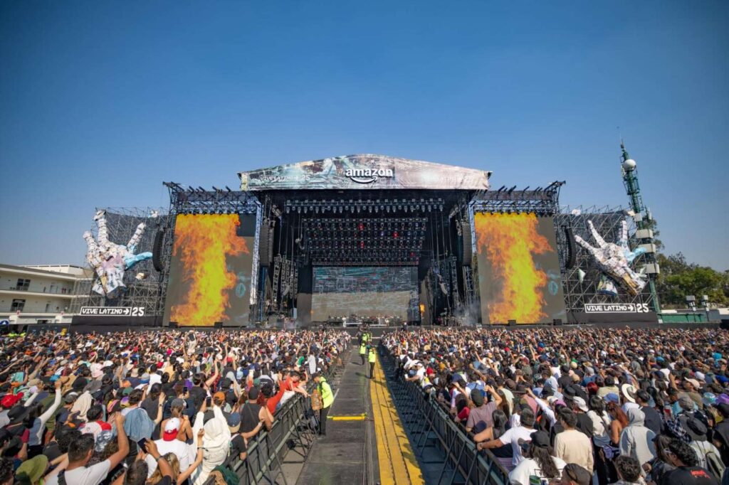 Público asistiendo al festival Vive Latino durante concierto en la Ciudad de México, evento clave para estrategias de marketing cultural.