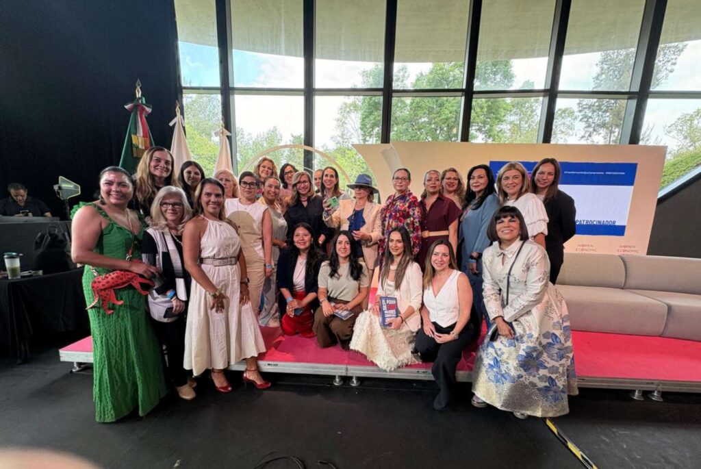 Mujeres empresarias en evento de networking fortaleciendo alianzas para crecimiento y expansión de negocios en Iberoamérica.