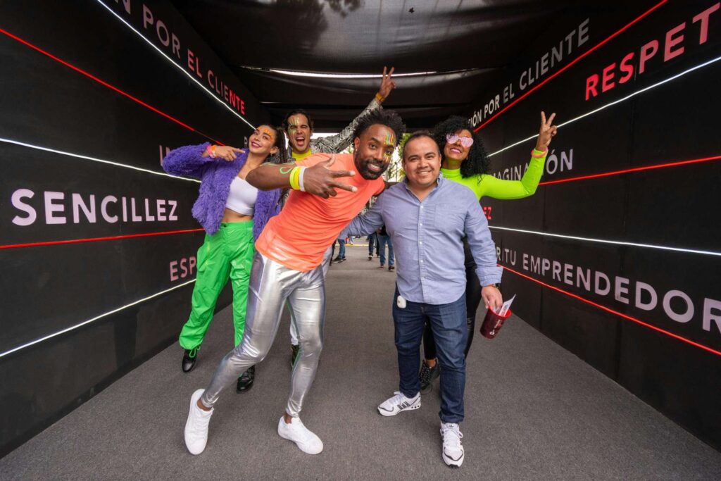 Evento StartCo en Medellín con emprendedores e inversionistas conectando startups en América Latina.