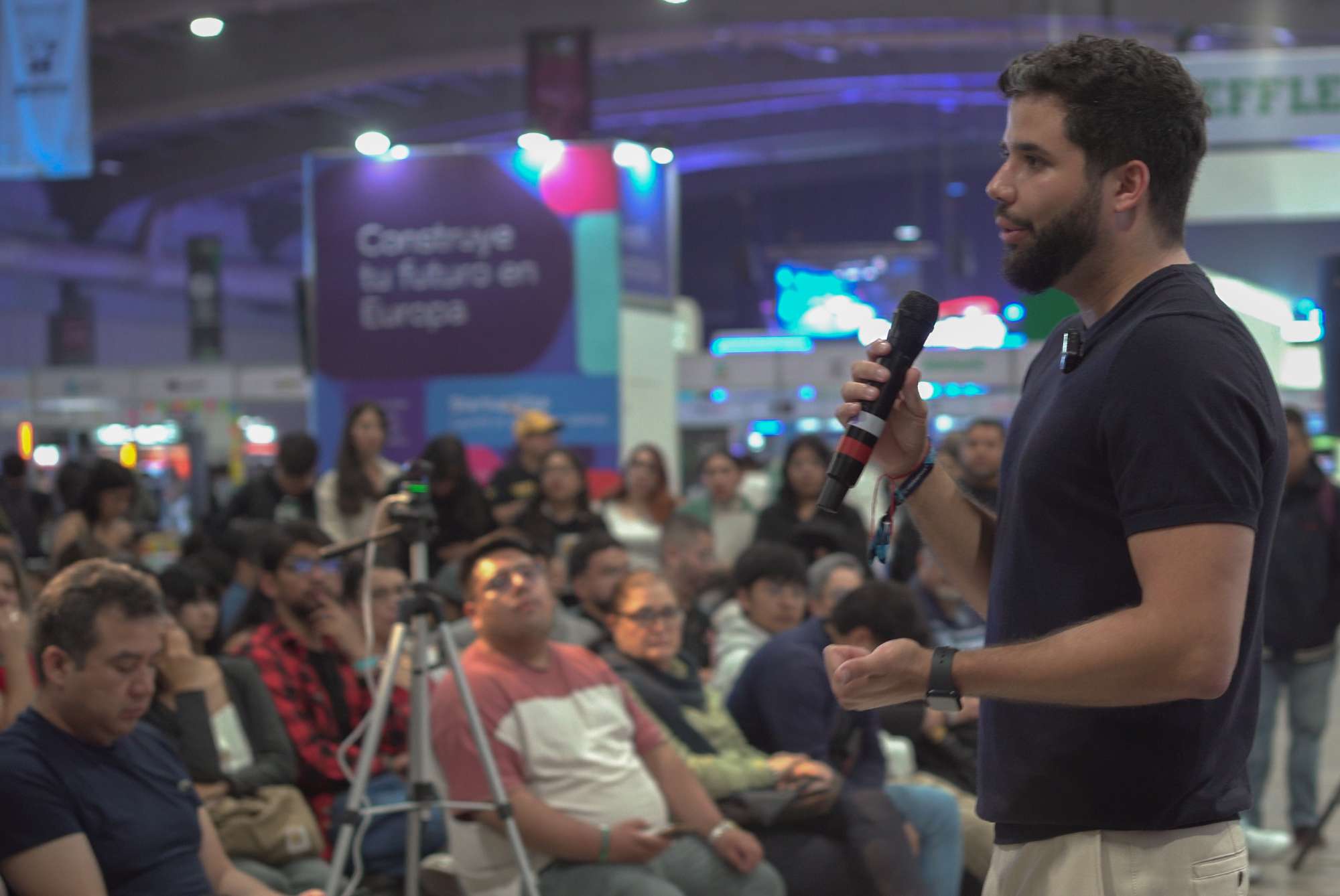 Conferencia sobre ventas en Talent Land 2026 con público escuchando a ponente sobre conversión de clientes y ventas