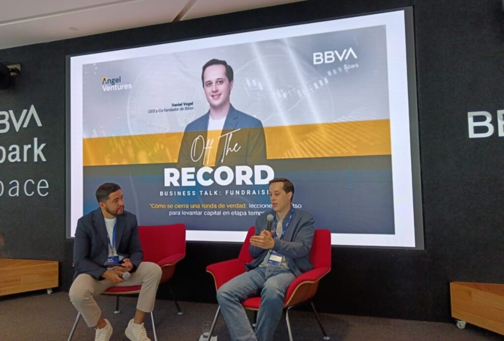 Daniel Vogel explicando estrategias para levantar capital ante emprendedores