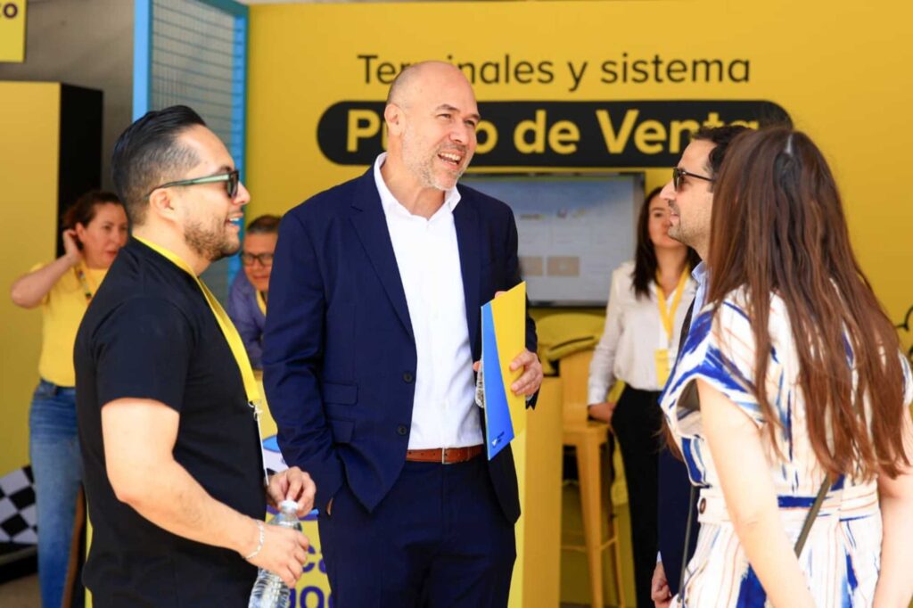 Emprendedores participando en Feria Digital en CDMX aprendiendo sobre comercio electrónico y herramientas digitales para negocios.