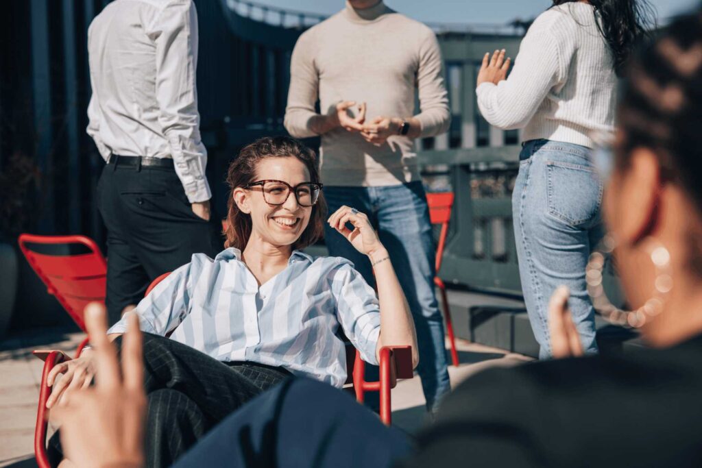 Colaboradora disfrutando de bienestar laboral en su organización.