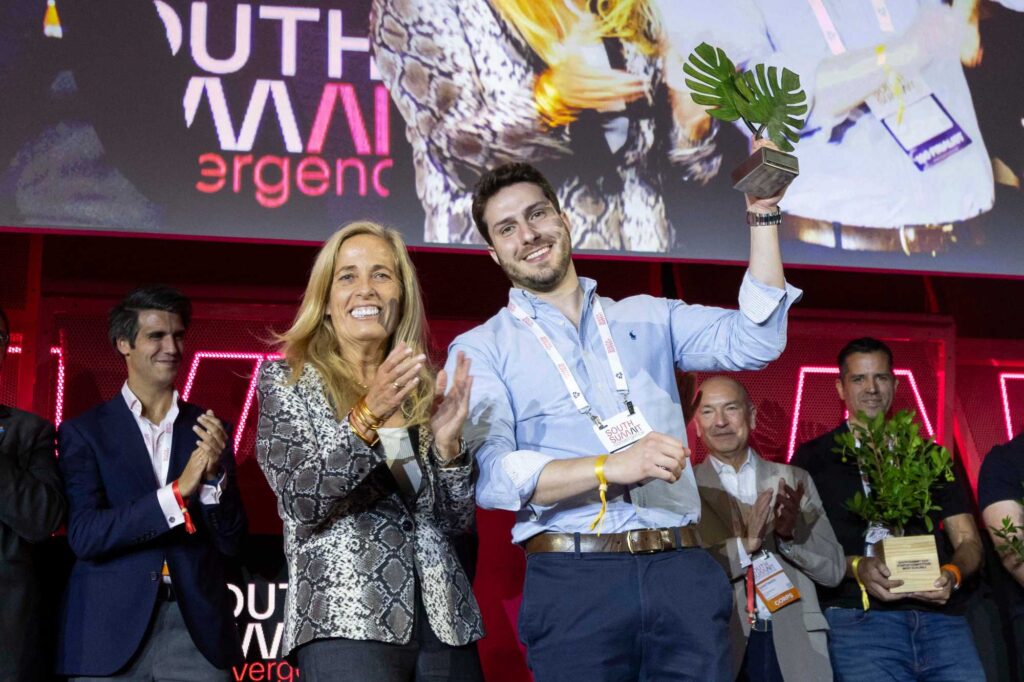 Equipo de Mitiga durante South Summit Madrid 2026 tras recibir el premio a la startup ganadora del evento.