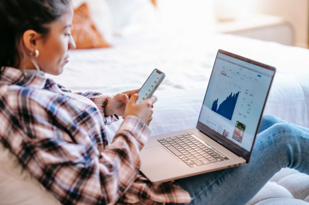 Mujer revisa su estrategia de inversión con asesoría financiera para construir un plan de largo plazo.