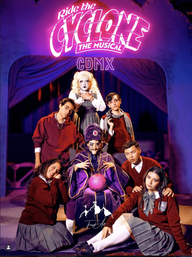 Elenco de Ride The Cyclone durante una escena del musical que se presentará en el Teatro Xola de Ciudad de México.