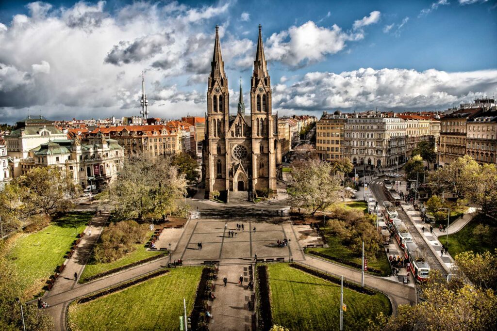 Vista de Praga con torres históricas y arquitectura antigua, ciudad literaria vinculada con Kafka, Kundera y otros autores.