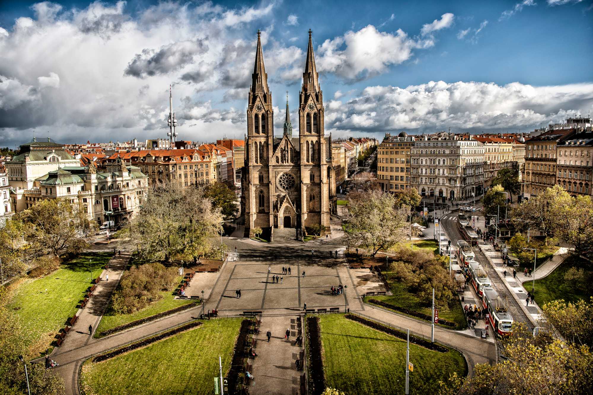 Vista de Praga con torres históricas y arquitectura antigua, ciudad literaria vinculada con Kafka, Kundera y otros autores.