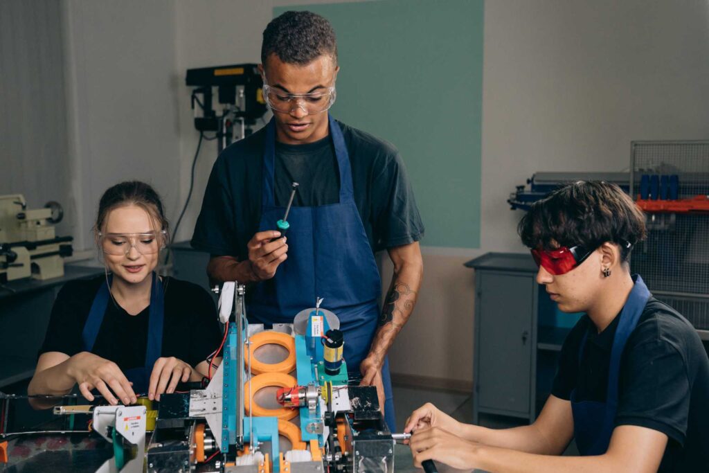 Docentes y estudiantes trabajan en un proyecto escolar de ciencia y tecnología para participar en Premio STEM 2026.