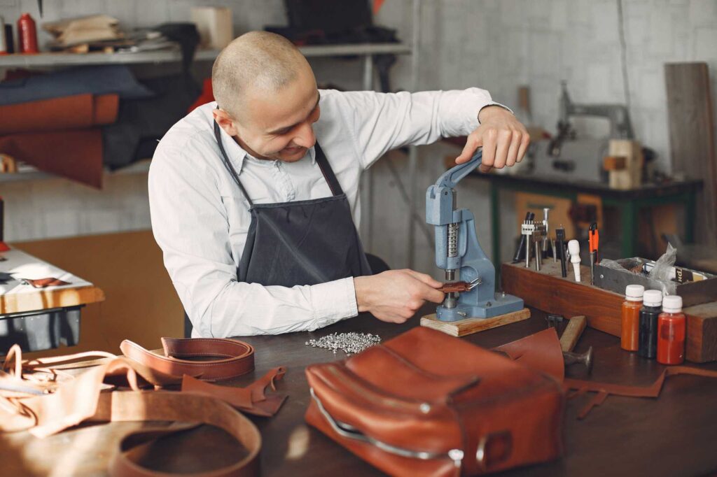 Emprendedor de PyMEs fabricantes revisan productos