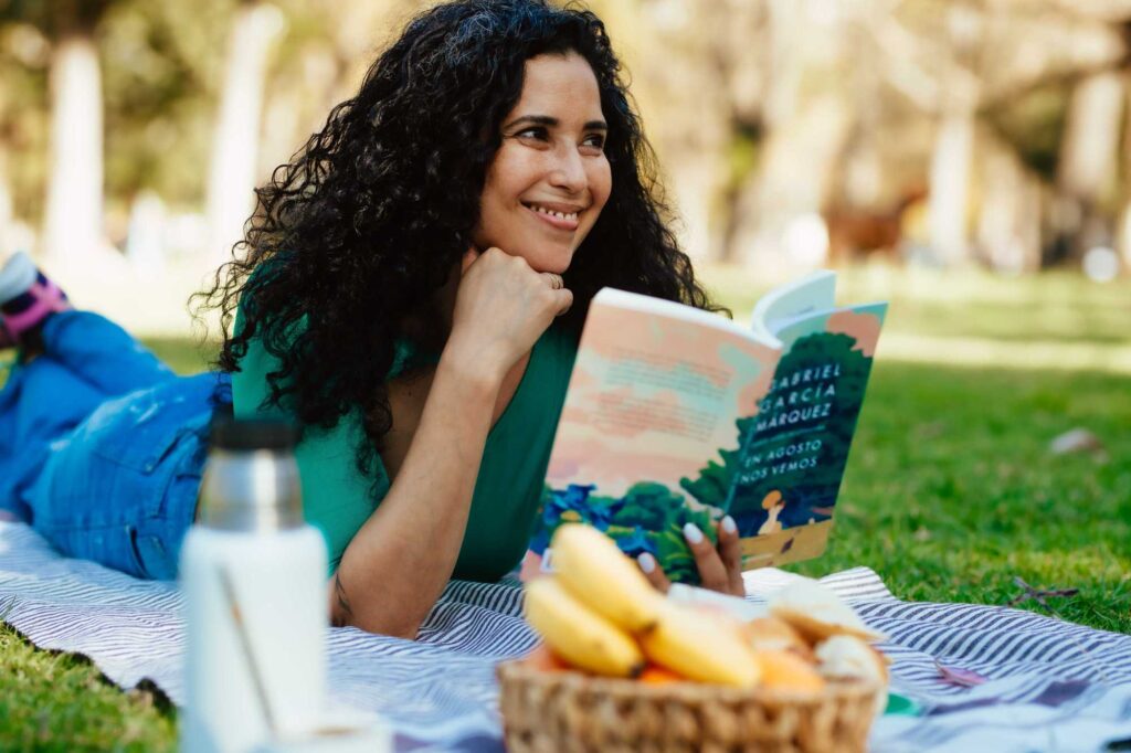Persona leyendo y tomando un desayuno saludable como parte de hábitos diarios para cuidar tu cerebro.