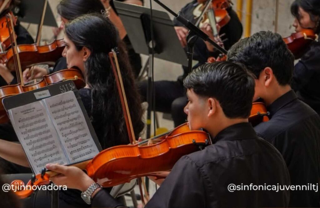 Integrantes de la Sinfónica juvenil de Tijuana tocando música para prevenir la violencia