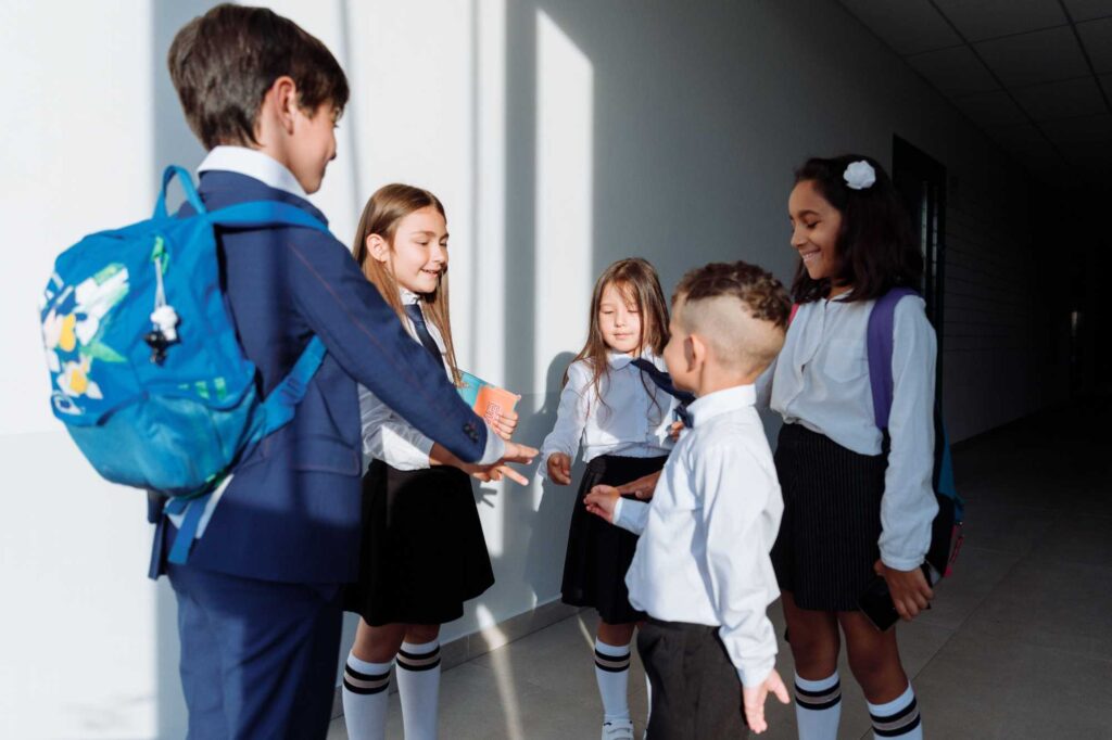 Estudiantes conviven en un aula mientras desarrollan habilidades socioemocionales con apoyo de herramientas educativas como Becoming.