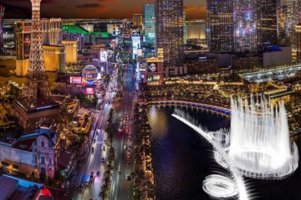 Vista nocturna del Strip de Las Vegas con luces, hoteles y nuevas experiencias de entretenimiento para viajeros.