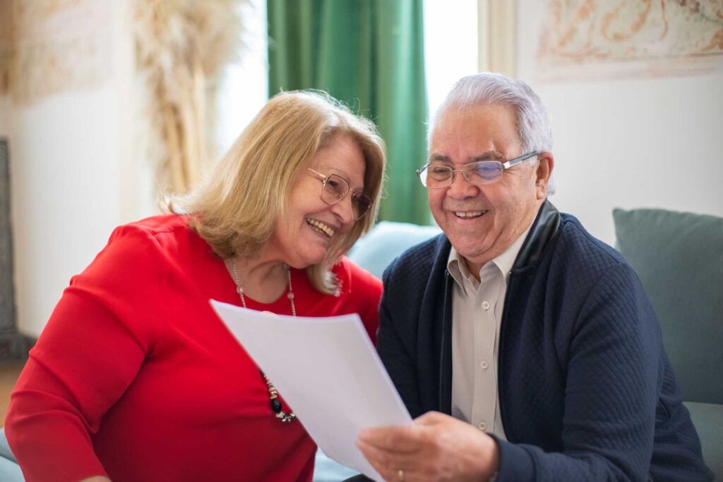 Adulto mayor revisa información financiera y crédito como parte de la economía plateada en México.