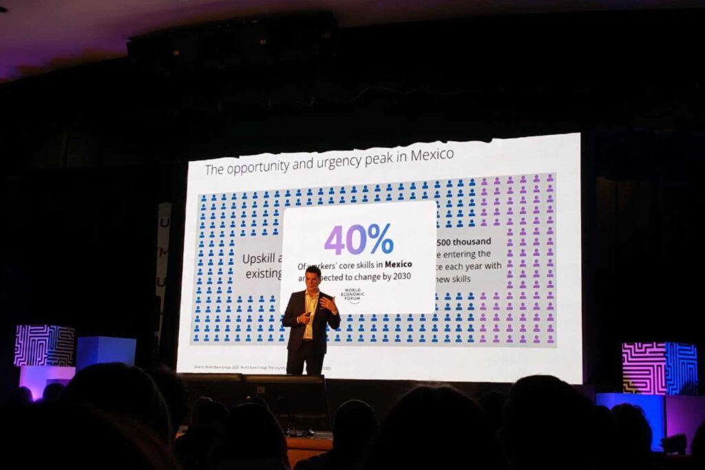 Greg Hart, CEO de Coursera, explica cómo funciona la capacitación con inteligencia artificial para desarrollar y demostrar nuevas habilidades laborales.
