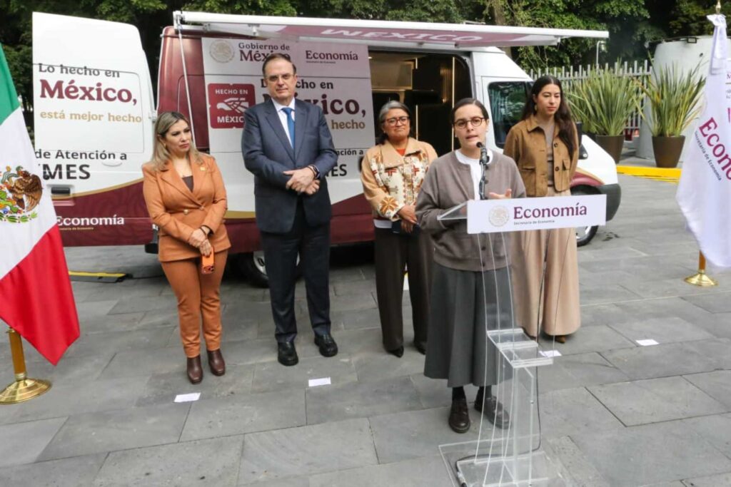 Marcelo Ebrard presenta unidades móviles de la Secretaría de Economía para acercar trámites y servicios a emprendedores.